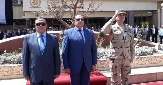 صور.. محافظ سوهاج ومدير الأمن يضعان إكليلاً من الزهور على النصب التذكارى