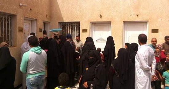 صور .. الكشف على 1000 مريض من قرى الواحات البحرية بقافلة جامعة المنوفية