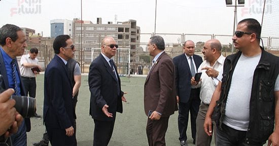 مواطن لمحافظ القاهرة باكيا: "عايز شقة بديلة وبقالى 15 يوم فى الشارع" (صور)