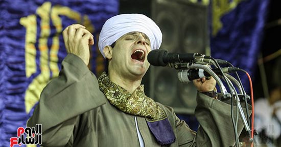 محمود التهامى يبدأ وصلته الإنشادية بالليلة الختامية لمولد السيدة زينب