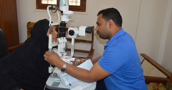 صور.. قافلة طبية للكشف المبكر على أمراض العيون بمنشأة العمارى فى الأقصر