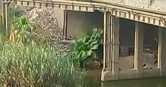 قارئ يشكو من وجود كسر بماسورة مياه أسفل كوبرى بكورنيش المعادى