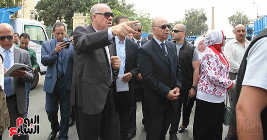 محافظ القاهرة يتفقد معدات النظافة بالوايلى تمهيدا لتطبيق المنظومة الجديدة (صور)