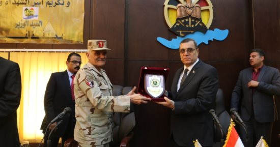 صور.. محافظ الفيوم ومدير المحاربين القدماء يُكرمان أسر الشهداء والمصابين 