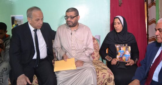 صور .. محافظ القليوبية يسلم 50 ألف جنيه لأسرة طالب سقط فى بالوعة الصرف الصحى