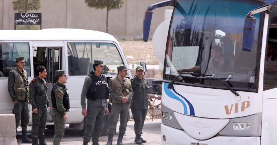 صور.. الجيش السورى يواصل تأمين خروج المدنيين من الغوطة الشرقية