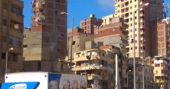 صور.. قارئ يرصد ترك أعمدة الكهرباء مضاءة نهارا فى أبو قير بالإسكندرية