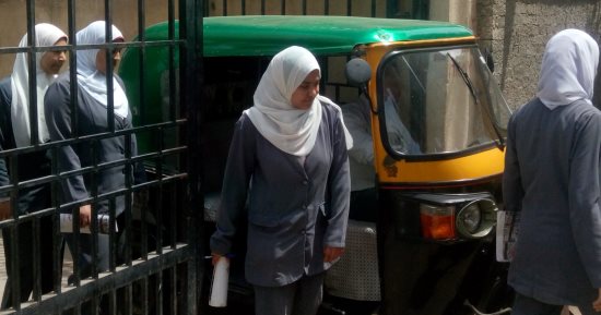 صور.. اضبط مخالفة.. التوك توك يغلق مدخل مستشفى زفتى العام