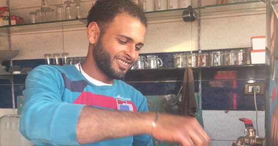فيديو وصور.. قهوجى فى الدقهلية بدرجة مطرب ومنشد