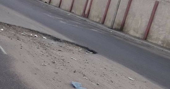 قارئ يشكو وجود حفرة بمدخل الموقف الجديد بمحرم بك فى الإسكندرية