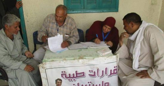 صور.. فحص 1347 حالة فى قافلة علاجية لصحة بنى سويف