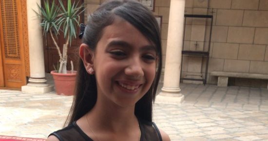 رئيس البرتغال يقبل الطفلة الناجية من انفجار البطرسية ويلتقط صورة معها