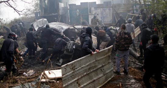 صور.. الشرطة الفرنسية تشتبك مع محتجين احتلوا مطارا مهجورا غرب فرنسا