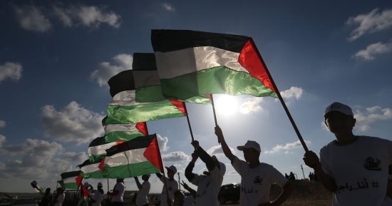 صور.. الفلسطينيون يشاركون بجمعة الأعلام فى قطاع غزة