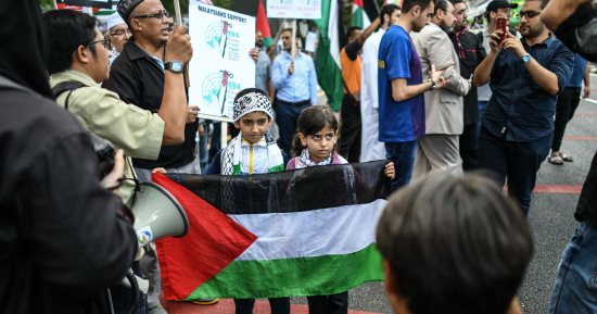 صور.. تظاهرات فى ماليزيا تضامنا مع فلسطين ضد قوات الاحتلال الإسرائيلى