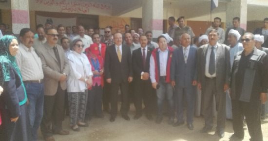 صور.. قافلة علاجية تتحول إلى مطالب وعرض مشكلات على محافظ بنى سويف