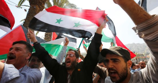 من نابلس إلى دمشق.. فلسطينيون يتظاهرون رفضا للغارات على سوريا (صور) 