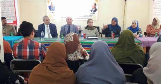 صور.. محافظ الدقهلية يمنح قرض لمشروع دواجن منزلى خلال ندوة ترويجية بتمى الأمديد