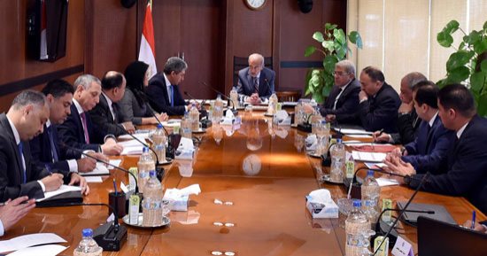 رئيس الوزراء يبحث موقف الخدمات بالمطارات ويوجه بتوفير الإمكانات اللازمة