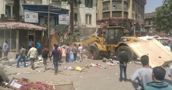 صور.. أمن القاهرة ينفذ 160 قرار إزالة إشغالات ويضبط 17 بائعا فى العتبة