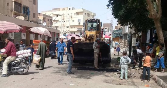 صور.. استمرار أعمال النظافة والتجميل بشوارع حى غرب بسوهاج