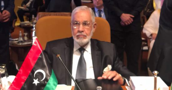 محمد سيالة يصل الدمام للمشاركة بالقمة العربية والأزمة الليبية أبرز الملفات