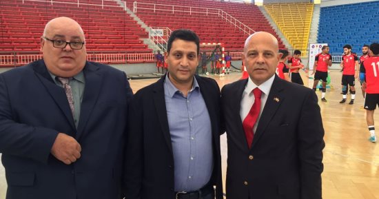 فيديو.. سفير مصر بأنجولا يحضر مباراة منتخب مصر للصالات 