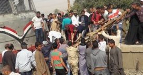 قارئ يشارك بصور لقطار يصطدم بعربة كارو اقتحمت شريط السكة الحديد بالأقصر