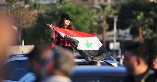 صباح دمشق أقوى من إرهابهم.. السوريون يتحدون العدوان الثلاثى بالأعلام السورية 