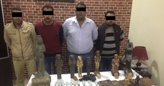 صور.. القبض على عصابة النصب على المواطنين بقطع أثرية مقلدة بحلوان