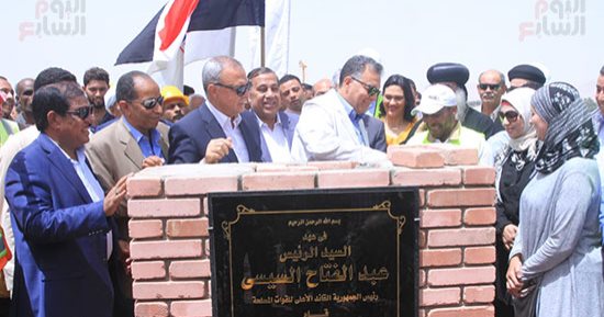 وزير النقل يعلن بدء التشغيل التجريبى لكوبرى قوص أعلى شريط السكة الحديد - صور