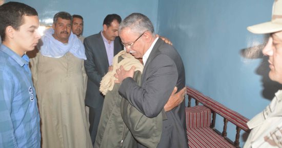 صور.. محافظ المنيا يقدم واجب العزاء لأسرة شهيد سيناء