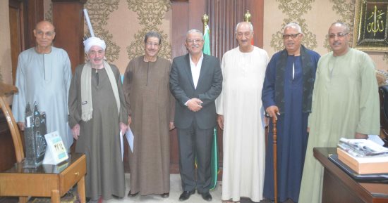 صور.. محافظ المنيا يكرم أعضاء لجنة المصالحات لجهودهم فى إنهاء الخلافات