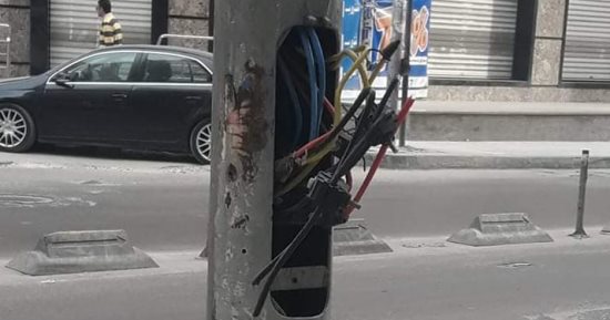 شكوى من وجود أعمدة إنارة بدون أغطية وخروج الأسلاك منها بالإسكندرية