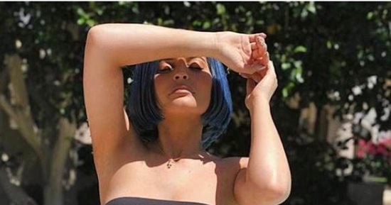 بعد الفوشيا.. كيلى جينر فى اليوم الثانى لـ Coachella بشعر أزرق