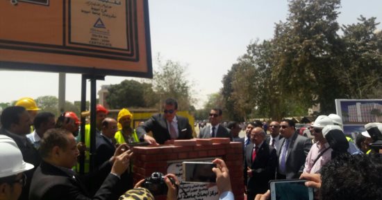 صور.. وزير التعليم العالى يضع حجر أساس أكبر مركز بحثى فى الجامعات بأسيوط