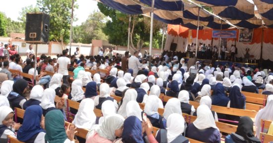 صور.. مدرستان بالأقصر يحتفلان بالأوائل ومرور 800 سنة على لقاء فرنسيس والأيوبى