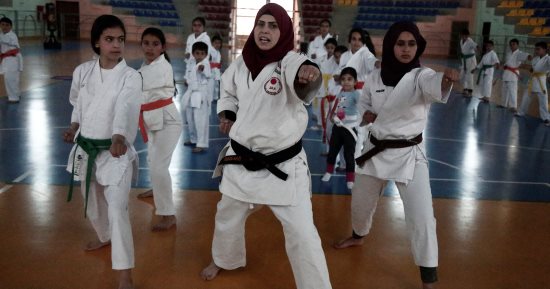 من رحم المقاومة تأتى البطولات.. فلسطينية تعلم أطفال الضفة الغربية "الكاراتية" (صور)