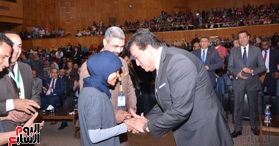 وزير التعليم العالى يحيّى طلاب المركز الثقافى للمكفوفين بجامعة أسيوط (صور)
