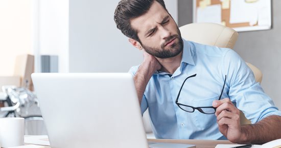 كيف تجلس بطريقة صحية لتجنب آلام الرقبة؟