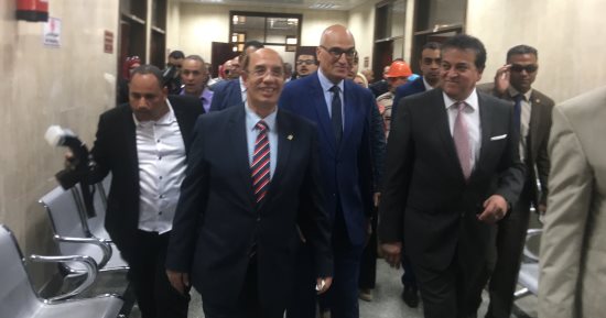 صور.. وزير التعليم العالى يتفقد مبانى ومنشآت جديدة داخل جامعة أسيوط