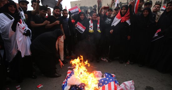 صور.. حرق العلم الأمريكى خلال تظاهرة فى بغداد احتجاجا على قصف سوريا