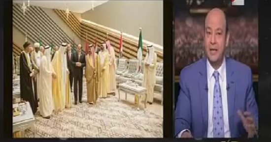 عمرو أديب عن مندوب قطر بالقمة: صديقه الوحيد الموبايل.. وبلاده أصبحت منبوذة