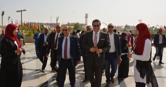 صور.. وزير التعليم العالى يصل أسيوط لوضع حجر أساس مستشفى 2020 