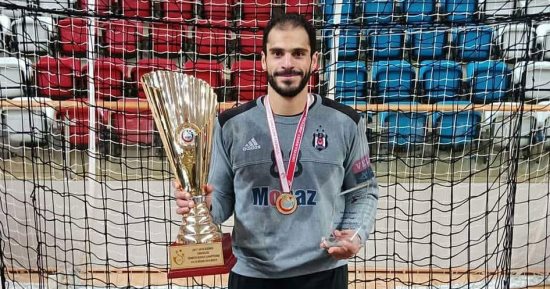 صور.. كريم هنداوى يتوج بكأس تركيا مع يد بشكتاش 