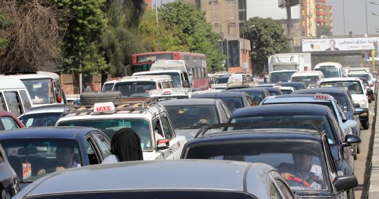 توقف حركة المرور أعلى كوبرى أكتوبر بسبب سيارة ملاكى معطلة 