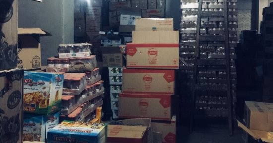 ضبط 4 أطنان زبيب و5625 لفة قمر الدين فاسدة داخل مخزن فى القاهرة