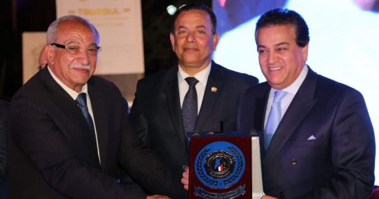 وزير التعليم العالى يكرم رؤساء الجامعات المشاركين فى تطوير معهد إعداد القادة