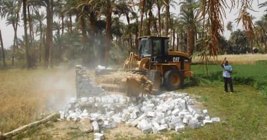 صور .. إزالة التعديات على الأراضى بمركز جهينة فى سوهاج 