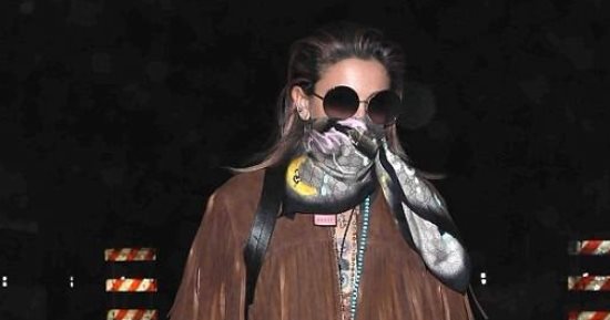 صور.. باريس جاكسون "ملثمة" أثناء توجهها إلى Coachella Music Festival  